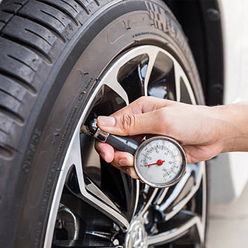 checking car tyre pressure
