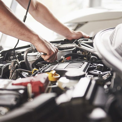 Auto electrician diagnosing car AC not cold when stationary