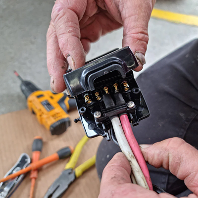 Why Does Trailer Power Cut In and Out While Driving - Weak connection
