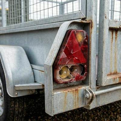 Trailer Lights Flickering While Driving - Defective lights